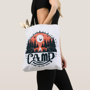 Kampvuur nachten te midden van dennenbossen tote bag
