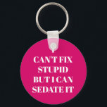 Kan geen onstuimige oplossing vinden sleutelhanger<br><div class="desc">De ronde knoop sleutelhanger kenmerkt tekst "ik kan niet Stomme,  maar ik kan het"op een hete roze achtergrond of om het even welke kleur schikken u kiest,  perfect voor een paramedisch,  verpleegkundige,  of arts. Sleutelhangers maken leuke cadeaus voor familie en vrienden of voor jezelf creëer.</div>