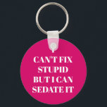 Kan geen onstuimige oplossing vinden sleutelhanger<br><div class="desc">De ronde knoop sleutelhanger kenmerkt tekst "ik kan niet Stomme,  maar ik kan het"op een hete roze achtergrond of om het even welke kleur schikken u kiest,  perfect voor een paramedisch,  verpleegkundige,  of arts. Sleutelhangers maken leuke cadeaus voor familie en vrienden of voor jezelf creëer.</div>