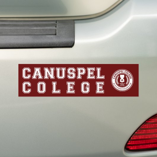 "Kan je de universiteit spellen" Bumpersticker (Op auto)
