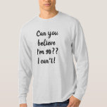 Kan je geloven dat ik 90 kool 90th Birthday Print  T-shirt<br><div class="desc">Ben je op zoek naar een coole verjaardagscadeauidee voor iemand die 90 wordt? Wat dacht je van dit coole, lichtgrijze T-shirt met lange mouwen dat zegt: " Kan je geloven dat ik 90 ben? Ik kan het niet!" geschreven in zwarte krullende letters. Ideaal voor opa! (Ook verkrijgbaar in vele andere...</div>