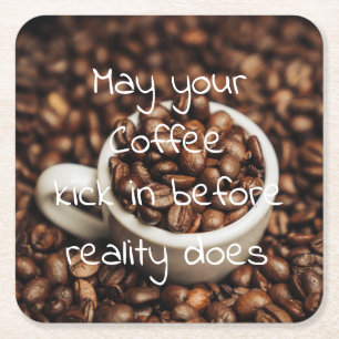 Kan je koffie inchecken voordat de realiteit het d kartonnen onderzetters
