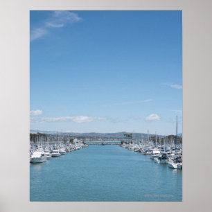 kanaal in de haven op een zonnige dag met blauwe l poster