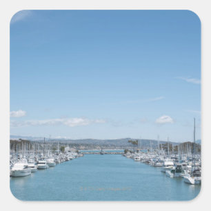kanaal in de haven op een zonnige dag met blauwe l vierkante sticker