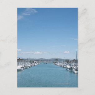 kanaal in haven op een zonnige dag met blauwe briefkaart