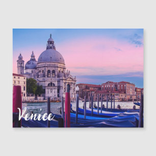 Kanaal met gondels en kerk in Venetië