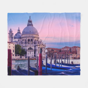 Kanaal met gondels en kerk in Venetië Fleece Deken