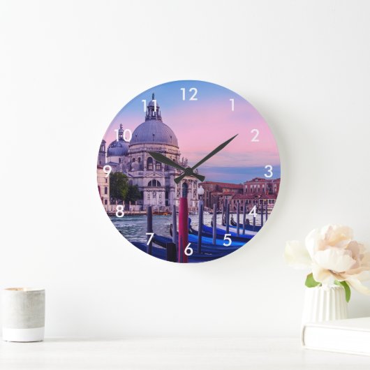 Kanaal met gondels en kerk in Venetië Grote Klok (Huis)