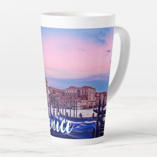 Kanaal met gondels en kerk in Venetië Latte Mok (Rechterhoek)