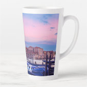Kanaal met gondels en kerk in Venetië Latte Mok (Rechts)
