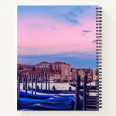 Kanaal met gondels en kerk in Venetië Notitieboek (Achterkant)