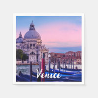Kanaal met gondels en kerk in Venetië
