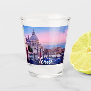 Kanaal met gondels en kerk in Venetië Shot Glas