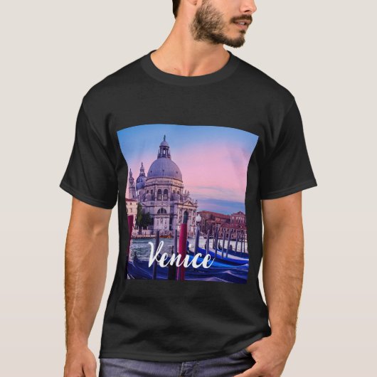 Kanaal met gondels en kerk in Venetië T-shirt (Voorkant)
