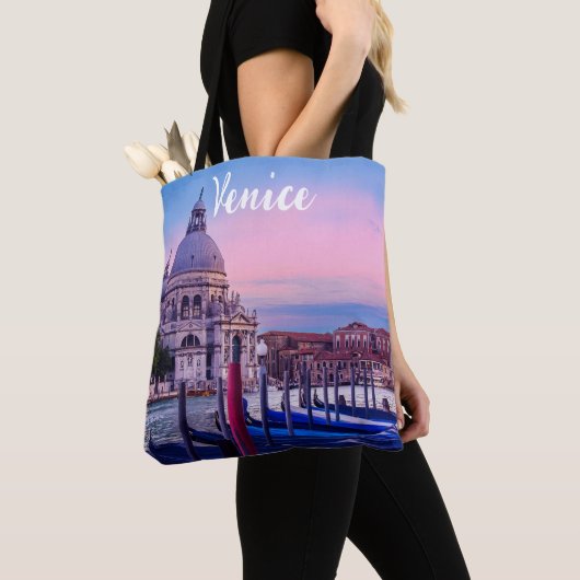 Kanaal met gondels en kerk in Venetië Tote Bag (Dichtbij)