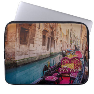 Kanaal met traditionele gondola in Venetië, Italië Laptop Sleeve