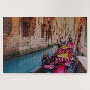 Kanaal met traditionele gondola in Venetië, Italië Legpuzzel