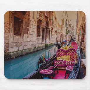 Kanaal met traditionele gondola in Venetië, Italië Muismat
