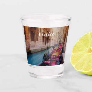 Kanaal met traditionele gondola in Venetië, Italië Shot Glas