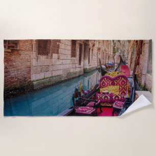 Kanaal met traditionele gondola in Venetië, Italië Strandlaken