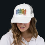 Kanaalhuis Regenboog Amsterdam Holland Nederlands  Trucker Pet<br><div class="desc">Show je liefde voor Holland met dit mooie,  griezelige Amsterdam,  dat patroonkunst t-shirt. Maakt een geweldig verjaardagsgeschenk! U kunt het aanpassen en de tekst toevoegen of ook veranderen. Bekijk mijn winkel voor veel meer kleuren en patronen! En meer overeenkomende objecten zoals tassen,  t - shirts,  stickers en mokken.</div>