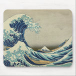 Kanagawa Wave van Katsushika Hokusai Muismat<br><div class="desc">Deze Japanse kleurenfoto van Katsushika Hokusai (1760-1849) heet Kanagawa Oki Nami Ura (De grote golf van de kust van Kanagawa). Het was gedrukt op ongeveer 1826 AD. Het toont een zeer stormachtig blauw zee, met enorme golven (tsunami misschien), en de Japanse zeelieden vechten voor hun leven, roeien in kano-achtige boten....</div>