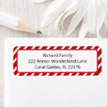 Kandijriet, etiket met kerstterugzending<br><div class="desc">Voeg een feestelijk tintje toe aan uw vakantiemail met dit rode snoeprietengestreepte retouradreslabel. Dit label is ideaal voor baby showers, vakantiekaarten of uitnodigingen voor winterfeesten en heeft een gedurfde rood-witte rand met groene accenten en aanpasbare tekst. Een vrolijke en professionele manier om uw seizoensgebonden correspondentie te coördineren met uw Santa...</div>
