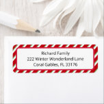 Kandijriet, etiket met kerstterugzending<br><div class="desc">Voeg een feestelijk tintje toe aan uw vakantiemail met dit rode snoeprietengestreepte retouradreslabel. Dit label is ideaal voor baby showers, vakantiekaarten of uitnodigingen voor winterfeesten en heeft een gedurfde rood-witte rand met groene accenten en aanpasbare tekst. Een vrolijke en professionele manier om uw seizoensgebonden correspondentie te coördineren met uw Santa...</div>