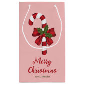 Kandijriet met een zwoerd en kersthals op roze klein cadeauzakje (Achterkant)