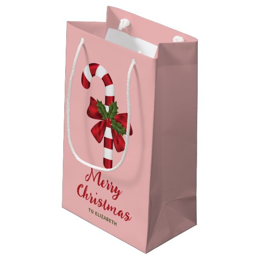 Kandijriet met een zwoerd en kersthals op roze klein cadeauzakje (Achterkant Gekanteld)