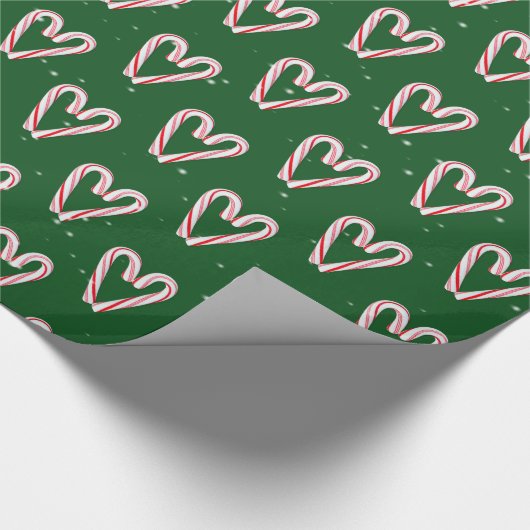 Kandijrietharten en sneeuwvlokken op groen cadeaupapier (Hoek)
