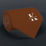 Kaneel Bruin Elegant Monogram   Naam Eenzijdig Stropdas<br><div class="desc">Een elegante eenzijdige das met een opvallend wit monogram op een rijke kaneelbruine achtergrond.  Bovenop dit monogram staat je voor- of achternaam in kleine letters geschreven in hoofdletters.</div>