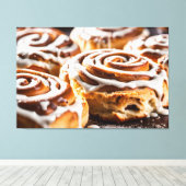 Kaneelbroodje Canvas Afdruk (Insitu (Houten vloer))