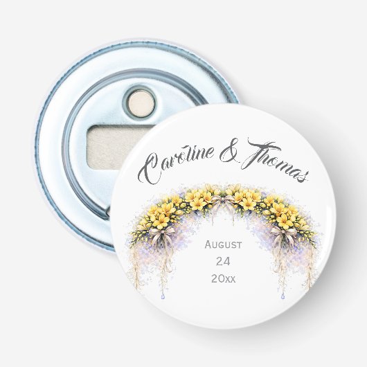 Kaneelgeel Romantische Freesia Bloemige Bruiloft Button Flesopener (Voorkant)