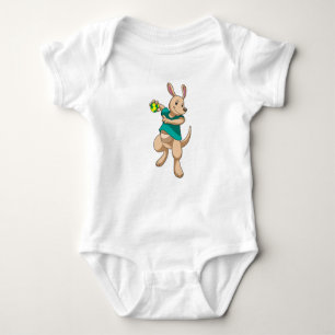Kangaroo als handbalspeler met handbal romper