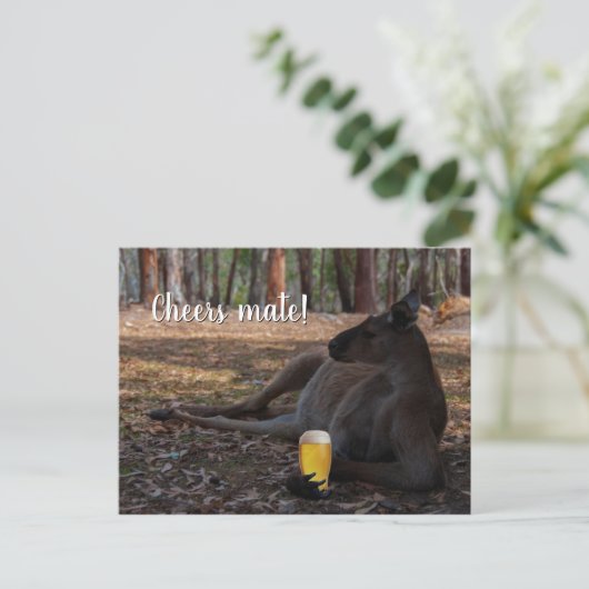 Kangaroo Relaxing with Beer Australia Funny Briefkaart (Staand voorkant)