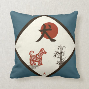 Kanji-hond op blauw kussen