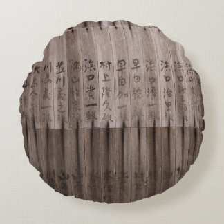 Kanji-tekst aan boord rond kussen