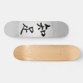 Kanjis chinos en medio de fondo gris persoonlijk skateboard (Horizontaal)