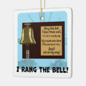 Kankeroverlevende Bell personaliseert datum op rug Keramisch Ornament (Links)