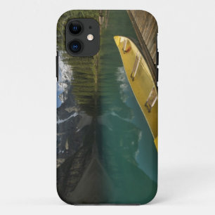 Kano geparkeerd aan een steiger langs Moraine Lake Case-Mate iPhone Case