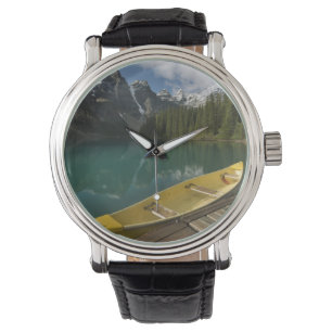 Kano geparkeerd aan een steiger langs Moraine Lake Horloge