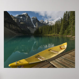 Kano geparkeerd aan een steiger langs Moraine Lake Poster