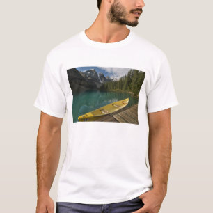 Kano geparkeerd aan een steiger langs Moraine Lake T-shirt