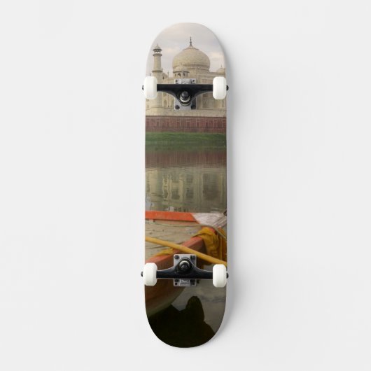 Kano in water met Taj Mahal, Agra, India Skateboard (Voorkant)