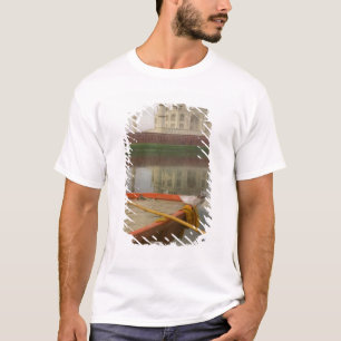 Kano in water met Taj Mahal, Agra, India T-shirt