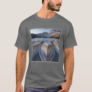 Kanoe bij het meer t-shirt