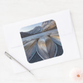 Kanoe bij het meer vierkante sticker (Envelop)