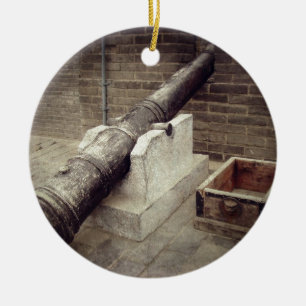Kanon op de muur van de oude stad keramisch ornament
