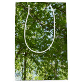 Kanopie van de groene Natuur van voorjaarsbladeren Medium Cadeauzakje (Voorkant)